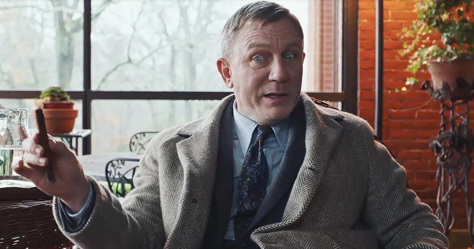 Daniel Craig ยอมรับ ลืมบทตัวเองที่ต้องพูดสำเนียง ‘เคนทักกี้’ ในเรื่อง ‘Knives Out 2’