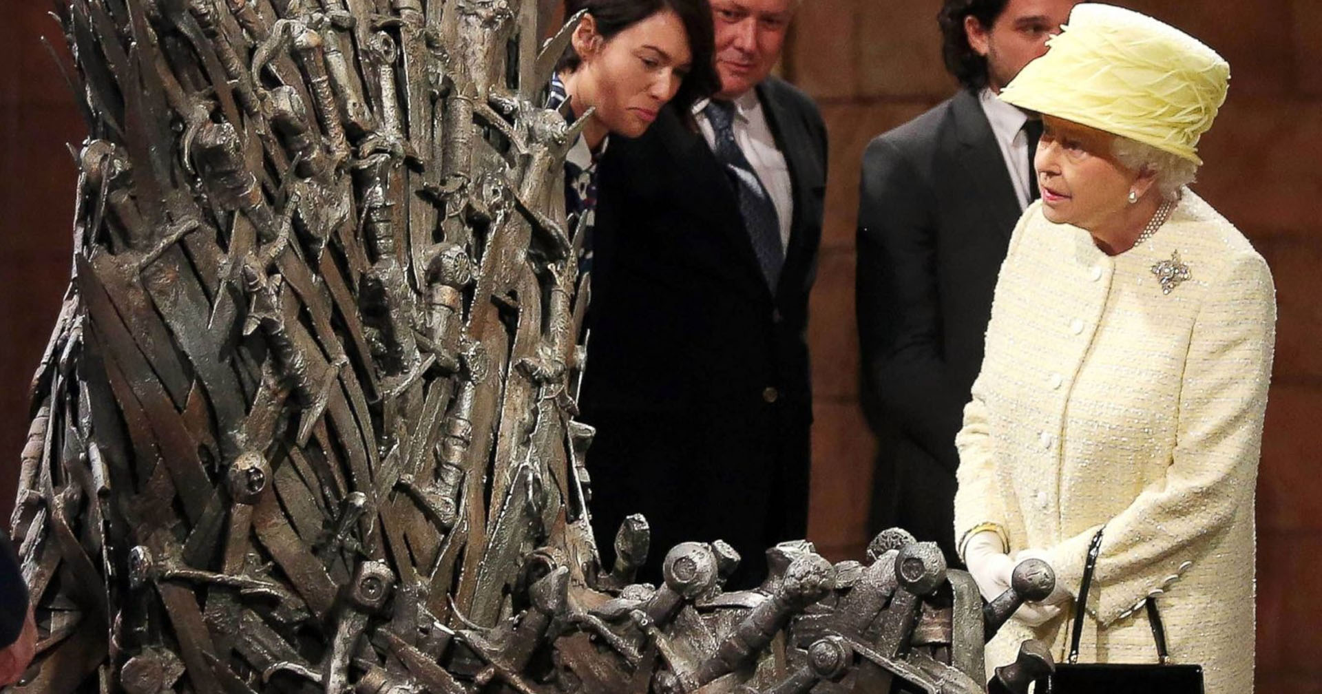 ควีนเอลิซาเบธที่ 2 เคยปฏิเสธการนั่งบนบัลลังก์เหล็กจากซีรีส์ ‘Game of Thrones’