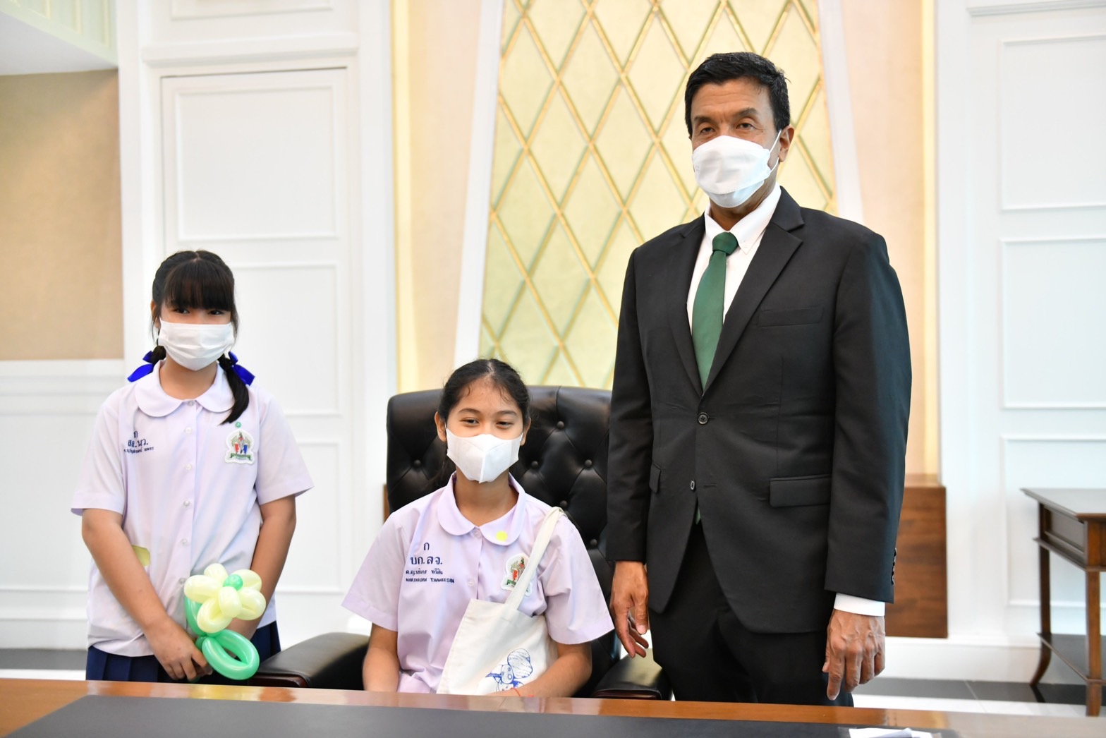 ชัชชาติ เปิดห้องทำงานให้เด็กสัมผัสเก้าอี้ผู้ว่าฯ ชี้เด็กคือเจ้าของเมืองในอนาคต การเปิดใจและรับฟังเด็กสำคัญที่สุด